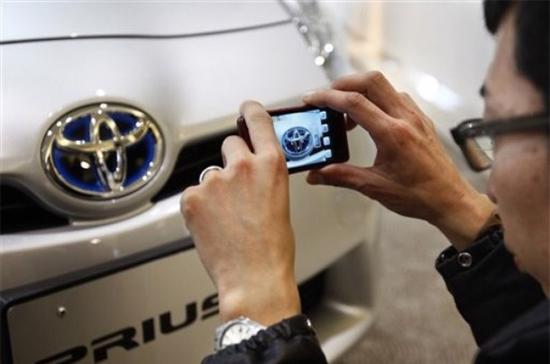 Theo nhận định của giới quan sát, việc Prius bị thu hồi sẽ càng làm sứt mẻ thêm uy tín của Toyota - Ảnh: AP.