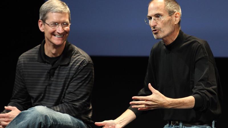 Tim Cook (trái) và Steve Jobs - Ảnh: CNBC.