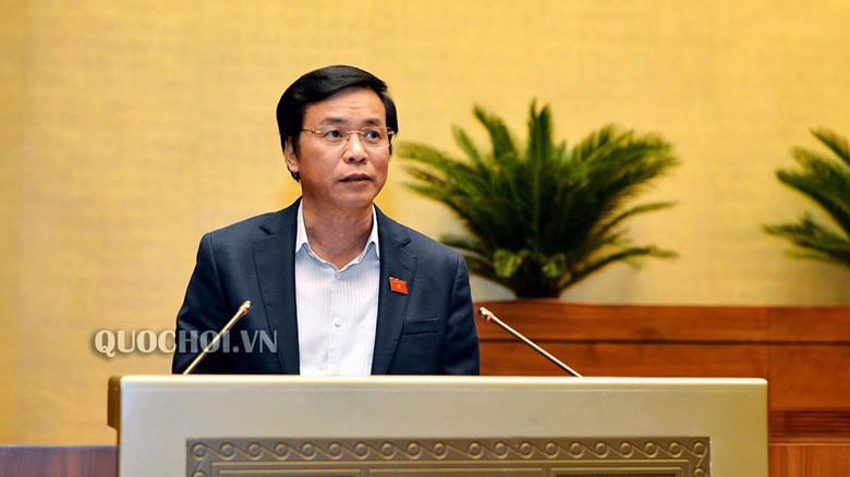 Tổng thư ký Quốc hội Nguyễn Hạnh Phúc trình bày tờ trình dự án luật 