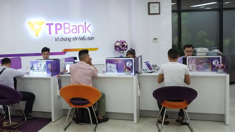 Khách hàng giao dịch tại TPBank.