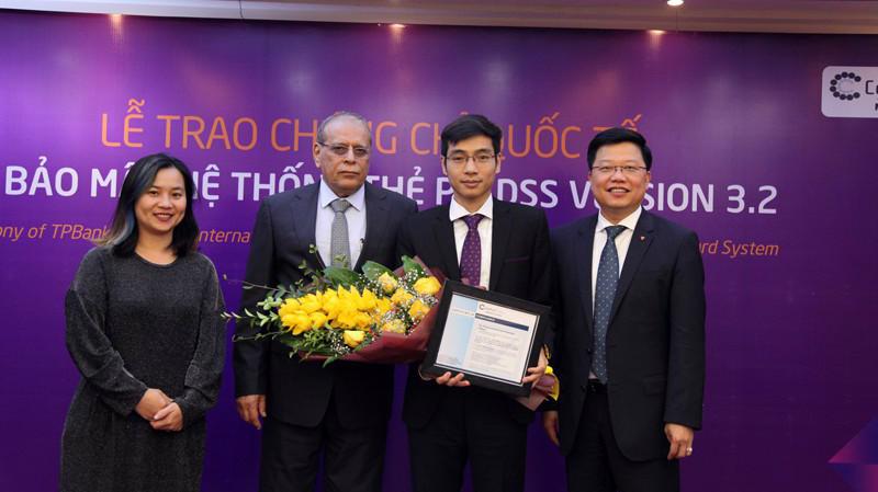 COO của ControlCase trao chứng chỉ bảo mật PCI DSS 3.2 cho TPBank và nhận định TPBank là một trong những nhà băng có tốc độ phát triển ngân hàng số đáng kinh ngạc nhất tại Việt Nam.