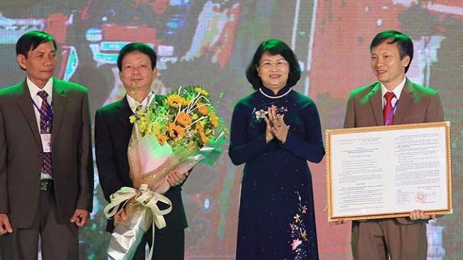 Phó chủ tịch nước Đặng Thị Ngọc Thịnh trao quyết định thành lập thành phố Gia Nghĩa cho lãnh đạo thành phố Đắk Nông.