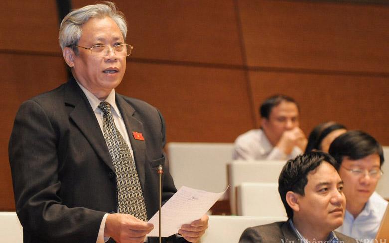 Phó chủ nhiệm Uỷ ban Pháp luật Trần Đình Long phát biểu tại Quốc hội.