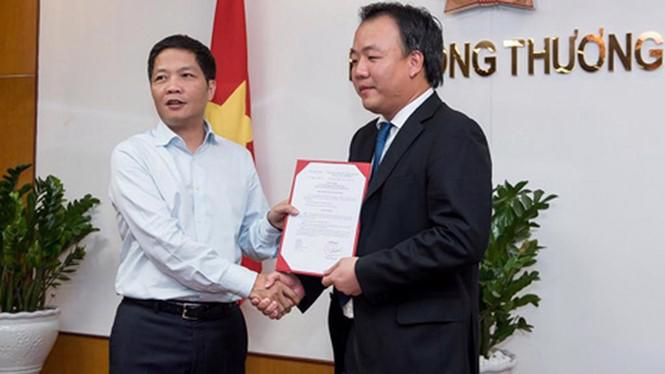 Ông Trần Hữu Linh nhận quyết định từ Bộ trưởng Trần Tuấn Anh. Ảnh Moit