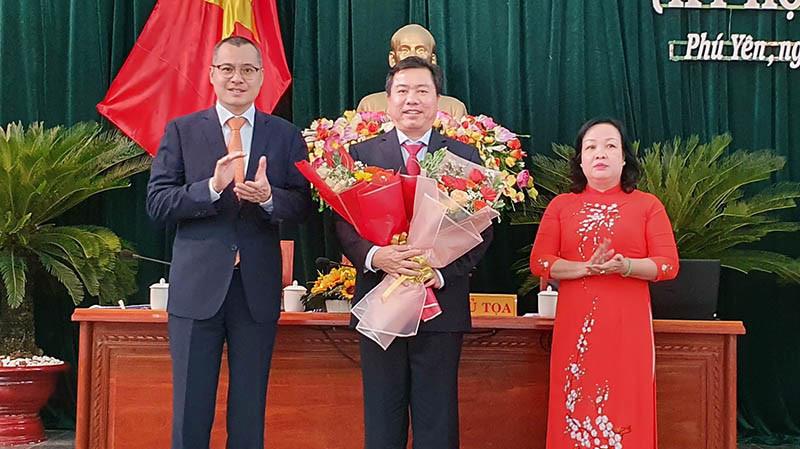Lãnh đạo Tỉnh ủy HĐND tỉnh Phú Yên tặng hoa chúc mừng Chủ tịch UBND tỉnh Phú Yên Trần Hữu Thế (giữa).