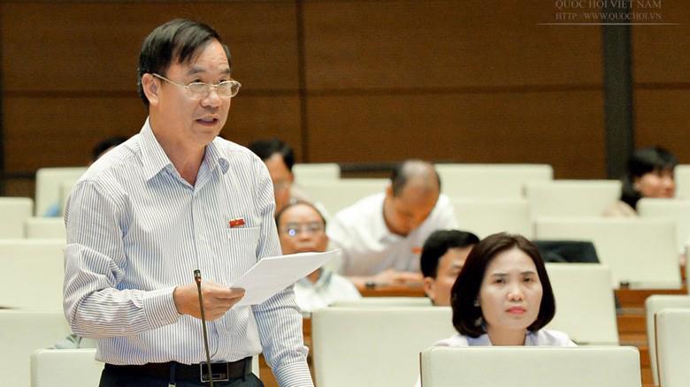 Đại biểu Trần Quang Chiểu tranh luận về nhận định tăng trưởng.