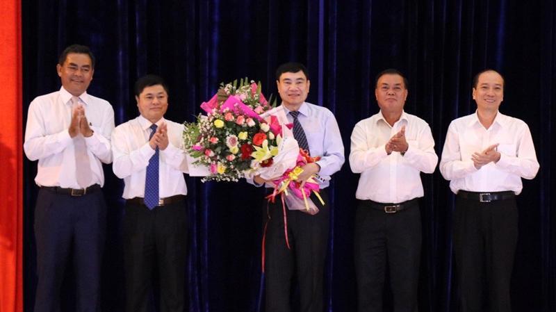 Lãnh đạo tỉnh Đắk Lắk chúc mừng ông Trần Quốc Cường nhận nhiệm vụ mới.