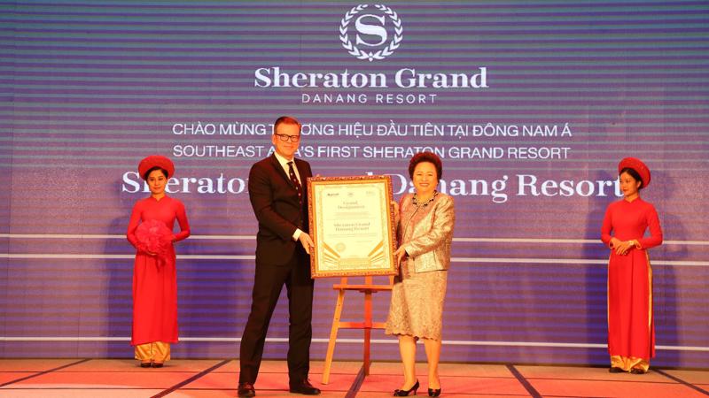 Madame Nguyễn Thị Nga – Chủ tịch Tập đoàn BRG và ông Karl Hudson - Phó Chủ Tịch Khu Vực Thái Lan, Việt Nam, Campuchia, Myanmar, của tập đoàn Marriott International trong lễ đón nhận thương hiệu Sheraton Grand.