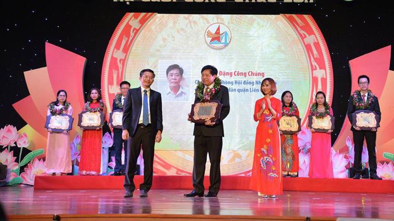 “Nụ cười công chức thành phố Đà Nẵng” là giải thưởng thường niên nhằm tôn vinh cán bộ, công chức, viên chức có thành tích xuất sắc tiêu biểu trong quá trình xây dựng, phát triển thành phố, đặc biệt có nhiều đóng góp cho cộng đồng doanh nhân, doanh nghiệp.