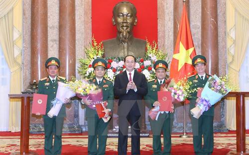 Chủ tịch nước Trần Đại Quang trao quân hàm Thượng tướng cho bốn cán bộ cấp cao quận đội - Ảnh: TTXVN.<br>
