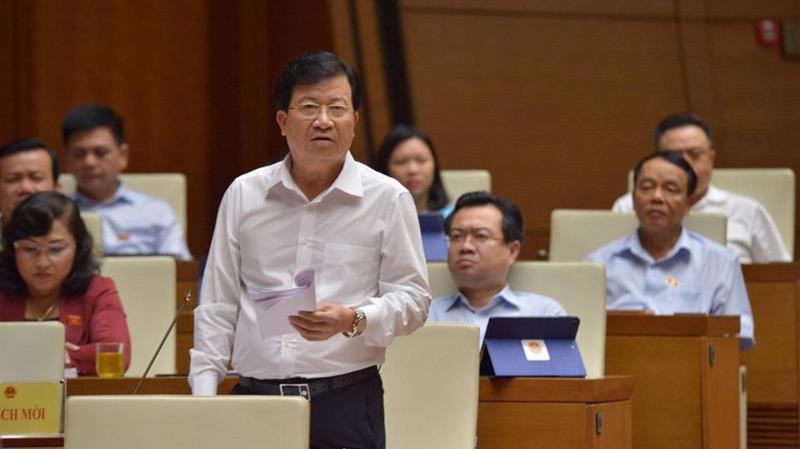 Phó thủ tướng Trịnh Đình Dũng đã thay mặt Thủ tướng trả lời và làm rõ thêm một số nội dung mà các vị đại biểu đã chất vấn