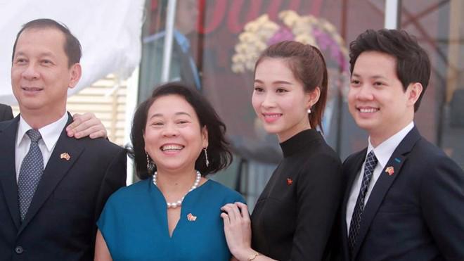 Ông Nguyễn Văn Trung - Chủ tịch Hội đồng Quản trị Trung Thủy Group, bà Dương Thanh Thuỷ, hoa hậu Thu Thảo và Nguyễn Trung Tín (từ trái sang).