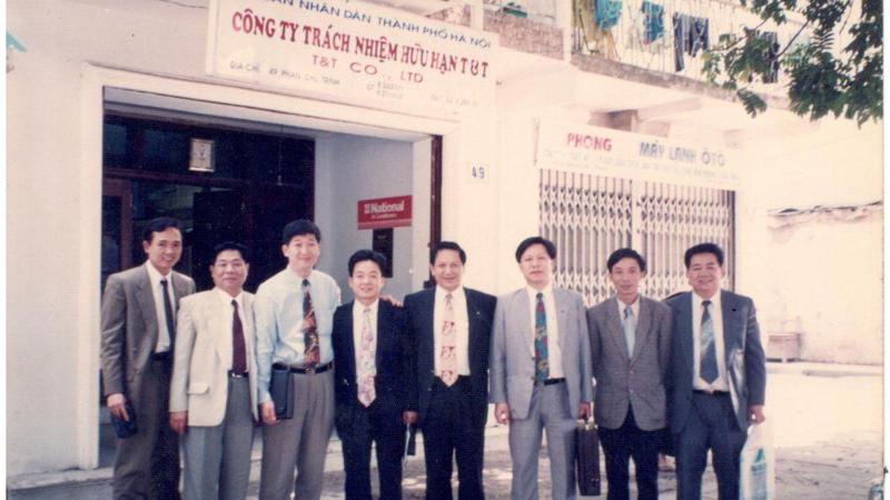 T&T Group những ngày đầu thành lập (1993). Thời điểm đó, công ty mới chỉ có một cửa hàng bán lẻ nhỏ đặt tại số 40 phố Hai Bà Trưng, Hà Nội.