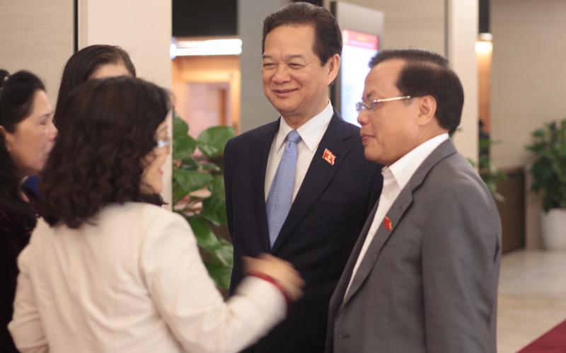 Thủ tướng Nguyễn Tấn Dũng với các vị đại biểu bên hành lang Quốc hội sau khi Chủ tịch nước trình Quốc hội miễn nhiệm ông - Ảnh: Mỹ An.