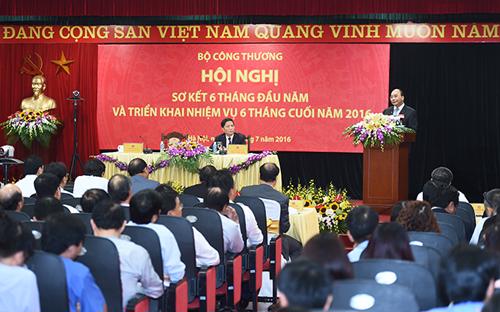 Thủ tướng Nguyễn Xuân Phúc phát biểu chỉ đạo tại hội nghị của Bộ Công Thương, ngày 12/7.<br>
