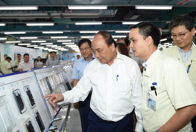 Thủ tướng thăm một phân xưởng của Samsung Thái Nguyên.<br>