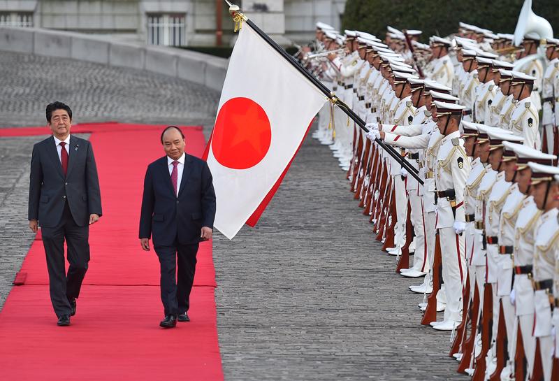Thủ tướng Shinzo Abe và Thủ tướng Nguyễn Xuân Phúc duyệt đội danh dự tại lễ đón chiều 6/6.<br>