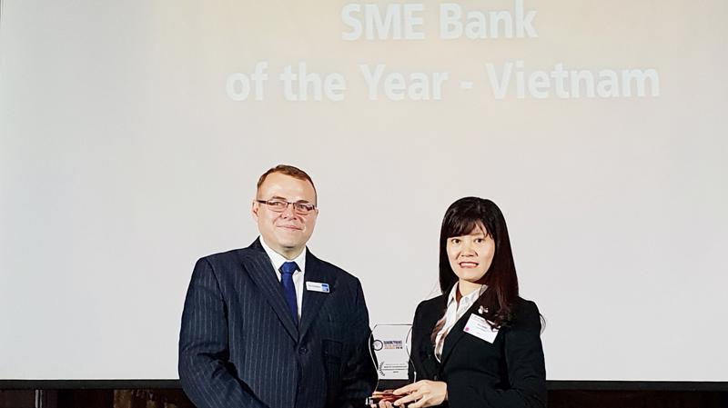 Bà Phạm Thị Vân Khánh (Giám đốc Ban Khách hàng doanh nghiệp nhỏ và vừa - BIDV) nhận giải thưởng “Best SME Bank Vietnam 2018” của Asian Banking & Finance.