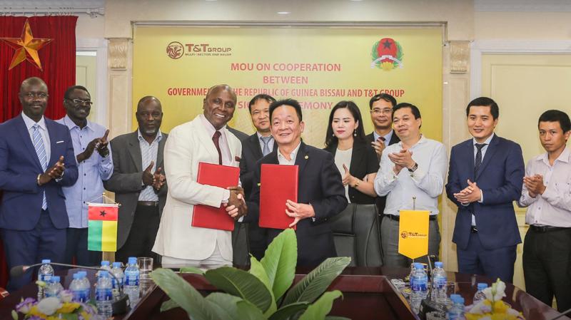 Chủ tịch T&T Group Đỗ Quang Hiển và Bộ trưởng Bộ Thương mại, Du lịch và Thủ công nghiệp Guinea Bissau ký bản ghi nhớ hợp tác chiều 6/8.