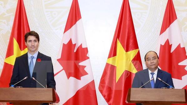 Thủ tướng Nguyễn Xuân Phúc và Thủ tướng Canada Justin Trudeau chủ trì họp báo sau cuộc hội đàm - Ảnh TTX.