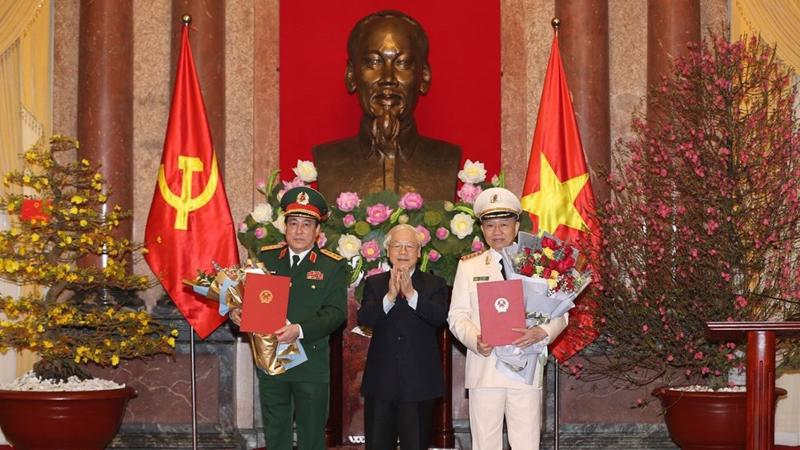 Tổng bí thư - Chủ tịch nước Nguyễn Phú Trọng trao Quyết định thăng quân hàm từ Thượng tướng lên Đại tướng cho Bộ trưởng Công an Tô Lâm và Chủ nhiệm Tổng cục Chính trị Quân đội nhân dân Việt Nam Lương Cường.