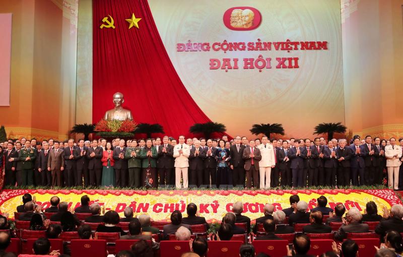 Ban Chấp hành Trung ương khóa 12 ra mắt Đại hội 12 của Đảng - Ảnh: TTXVN.