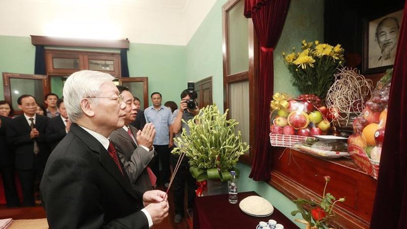 Tổng Bí thư, Chủ tịch nước Nguyễn Phú Trọng kính cẩn dâng hương, tưởng nhớ và tri ân công lao to lớn của Chủ tịch Hồ Chí Minh - Ảnh: TTXVN.