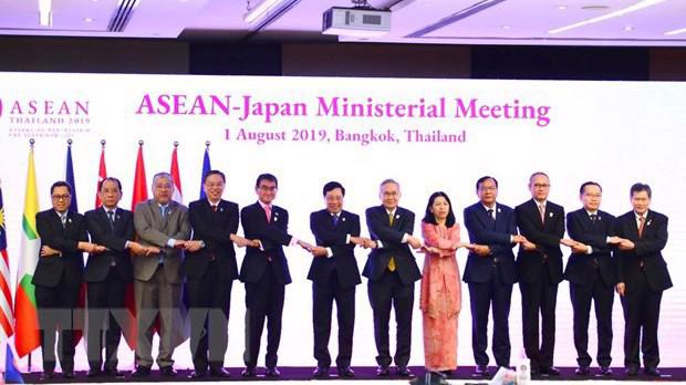 Phó thủ tướng, Bộ trưởng Ngoại giao Phạm Bình Minh (thứ sáu, từ trái sang), Bộ trưởng Ngoại giao Nhật Bản Taro Kono (thứ năm, từ trái sang) và các Bộ trưởng Ngoại giao ASEAN chụp ảnh chung- Ảnh: TTXVN.
