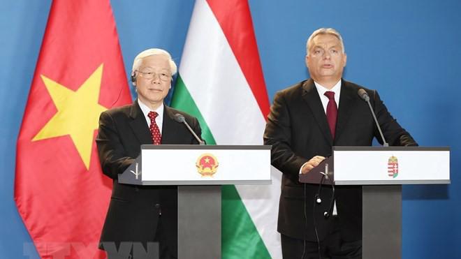 Tổng bí thư Nguyễn Phú Trọng cùng Thủ tướng Hungary Viktor Orbán phát biểu với báo chí. 