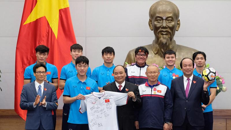 Đội tuyển đã tặng Thủ tướng quả bóng và chiếc áo có chữ ký của toàn bộ các cầu thủ U23 Việt Nam - Ảnh: VGP.
