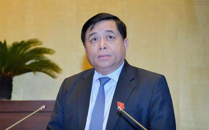 Bộ trưởng Bộ Kế hoạch và đầu tư Nguyễn Chí Dũng trình dự án luật.