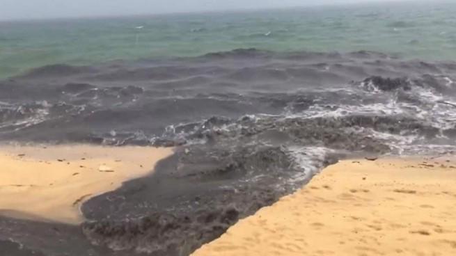 Dòng nước đen xuất hiện trên biển Phú Quốc, Kiên Giang.