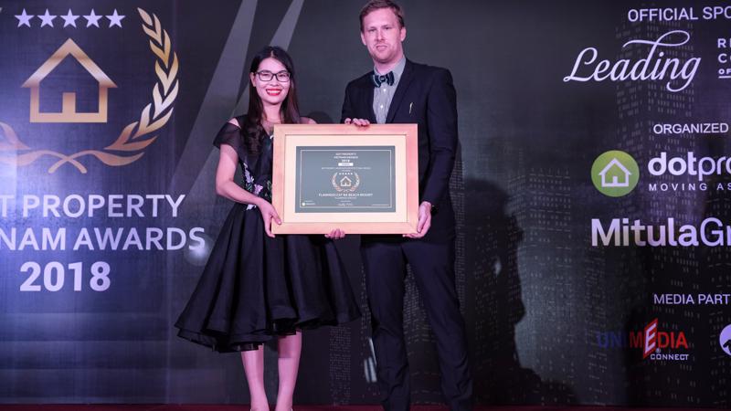 Bà Nguyễn Thị Xuyên - Giám đốc kinh Doanh - đại diện Flamingo nhận giải Dot Property Vietnam.