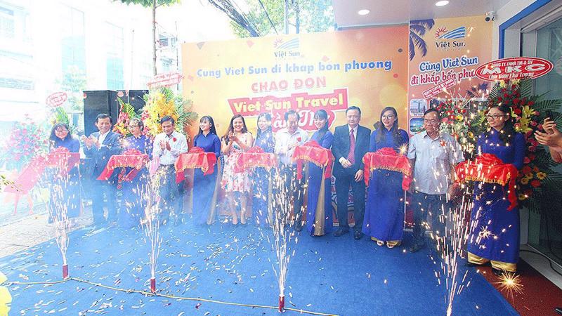 Cắt băng khánh thành, chính thức khai trương chi nhánh Cần Thơ, mở cửa chào đón du khách.