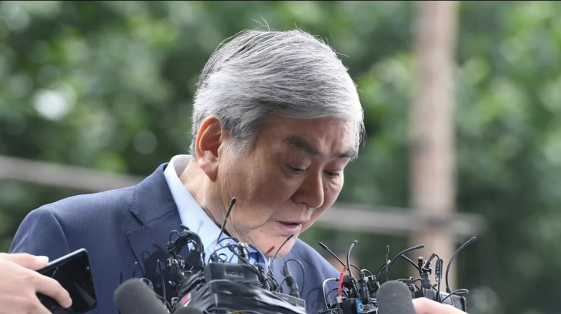Ông Cho Yang-ho cúi đầu xin lỗi trước khi bước vào Văn phòng công tố quận Nam Seoul sáng ngày 28/6/2018 - Ảnh: AP.