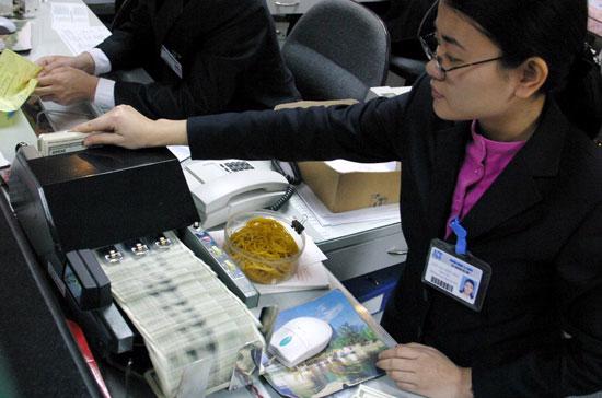 Ngày 4/12/2009 là hạn để các tổ chức tín dụng báo cáo về Ngân hàng Nhà nước số dư tiền gửi, dư nợ của các tập đoàn, tổng công ty nhà nước - Ảnh: Việt Tuấn.