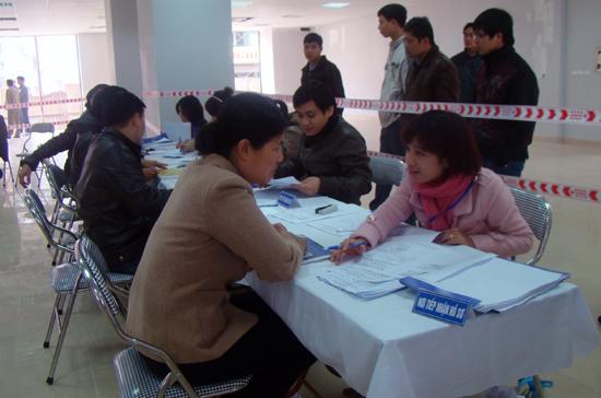 Theo quy định của thành phố Hà Nội, chỉ những người có hộ khẩu tại các quận nội thành mới được xét duyệt mua nhà thu nhập thấp - Ảnh: Từ Nguyên.