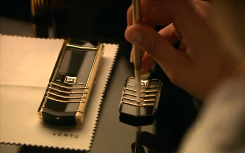 Mỗi chiếc Vertu Signature được chế tác thủ công bởi một thợ duy nhất trong 3 năm. Sau lưng điện thoại có chữ ký độc quyền của thợ thủ công đó. Mỗi chiếc có giá dao động từ hơn 14.000 USD cho tới gần 50.000 USD. <br>