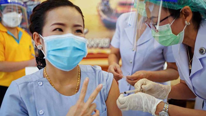 Một phụ nữ được tiêm vaccine Covid-19 ở tỉnh Samut Sakhon, nơi xuất hiện đợt bùng phát dịch bệnh thứ 2 tại Thái Lan hồi tháng 12/2020 - Ảnh: Reuters