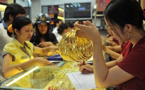 Giao dịch vàng miêng sụt giảm mạnh, giao dịch vàng nữ trang lại sôi động những ngày gần đây.<br>