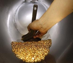 Việc giá vàng vật chất leo cao cũng đã bắt đầu tác động bất lợi tới thị trường vàng trang sức - Ảnh: Reuters.