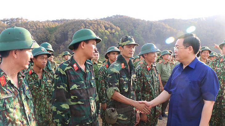 Phó Thủ tướng Vương Đình Huệ thăm hỏi lực lượng tham gia chữa cháy. Ảnh: Thành Chung. 