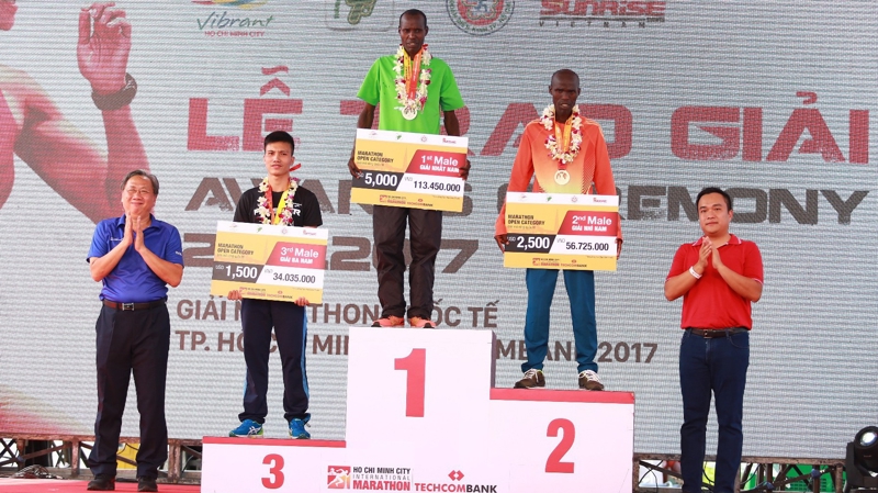 Tranh tài cùng các vận động viên đẳng cấp quốc tế, hai vận động viên người Việt Nam đã đạt thành tích Top 3 ở cự ly thử thách nhất là 42 km.