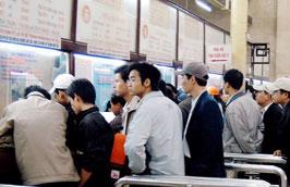 Ga Hà Nội khuyến cáo hành khách cần có kế hoạch sớm về việc đi lại sau Tết để không gặp khó khăn khi muốn mua vé trên hành trình Bắc- Nam.
