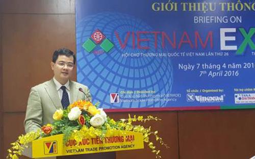 <span style="font-family: 'Times New Roman'; font-size: 14.6667px;">Ông Bùi Huy Sơn, Cục trưởng Cục Xúc tiến thương mại chia sẻ thông tin về Vietnam Expo 2016.</span>