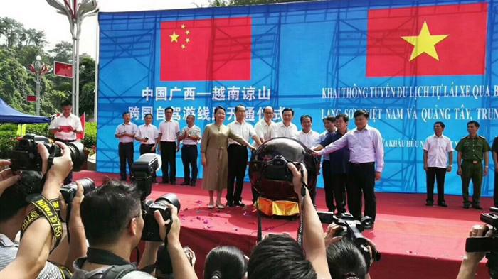 Lễ khai thông tuyến xe du lịch tự lái từ Trung Quốc vào Lạng Sơn.