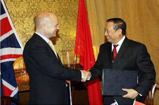 Phó thủ tướng, Bộ trưởng Ngoại giao Phạm Gia Khiêm (phải) và Bộ trưởng Ngoại giao Vương quốc Anh William Hague tại lễ ký- Ảnh: TTXVN