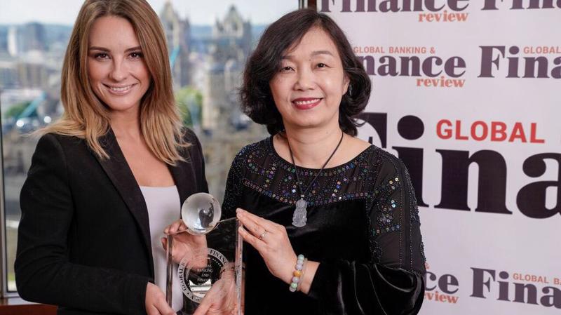 Bà Trần Thị Minh Đức - Giám đốc Khối Vận hành hàm Phó tổng giám đốc VietinBank nhận giải thưởng tại London (Anh Quốc).