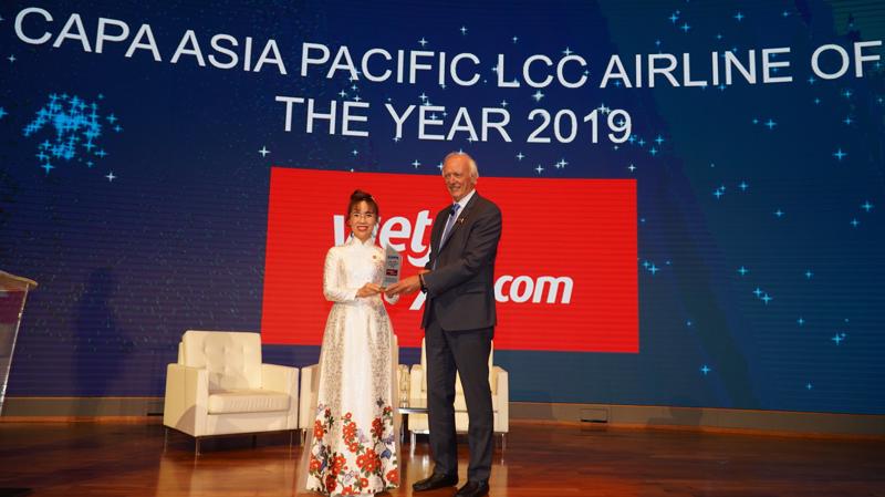 Tổng giám đốc Vietjet Nguyễn Thị Phương Thảo nhận giải thưởng “Hãng hàng không chi phí thấp của năm tại khu vực châu Á - Thái Bình Dương” tại Singapore ngày 14/11.
