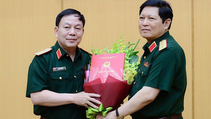 Đại tướng Ngô Xuân Lịch trao quyết định bổ nhiệm chức phụ trách Chủ tịch kiêm Tổng giám đốc Tập đoàn Viettel cho Thiếu tướng Lê Đăng Dũng.